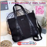 KEEP travel and gym handbag กระเป๋า ทรง big pillow ที่ดีไซน์ ออกมาให้ดู classic เหมาะกับทุกๆวัน ตัวกระเป๋าทำจาก ผ้า Polyester อย่างดี กันน้ำได้ระดับนึง ดีเทลตกแต่งด้วย หนังแท้ มีสายสะพายยาวให้ ถือแล้ว Look Casual Outfit สวยๆ แน่นอนค่า จะใช้เป็นกระเป๋าเดิน