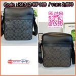 กระเป๋า Coach CHARCOAL/BLACK (COACH F54788) กระเป๋าสะพายซิกเนเจอร์เคลือบ PVC พร้อมขอบหนังปิดด้วยซิป ซับในผ้าด้านนอก: กระเป๋าแบบเปิดด้านหน้าหนึ่งช่องและกระเป๋าแบบเปิดด้านหลังหนึ่งช่อง ด้านในมีซิปและกระเป๋าเอนกประสงค์ สายปรับได้สำหรับสะพายไหล่หรือสะพายข้าง