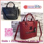 Chanel TOTE BEAUTY วัสดุหนังแกะสัมผัสนิ่มมือ สังเคราะห์คุณภาพดีทนทาน เปิด-ปิดด้วยซิปอะไหล่เงินรมดำ ฐานรองหมุด4มุม ภายในมีช่องใส่ของจุกจิก จุของได้เยอะ น้ำหนักเบา ซื้อใช้เองหรือฝากเป็นของขวัญก็สุดคุ้มค่ะ สวยมากงานดีสุดจากเคอร์เตอร์ต่างประเทศ ใส่เอกสารA4 ,I