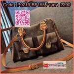 LV MANHATTAN HANDBAG กระเป๋าถือทรงผู้ดี คลาสสิค สวยหรู ไซส์กำลังสวย ราคาแสนดีจากวีไอพีพรีเมี่ยมกิ๊ฟ ดีไซน์ตกแต่งกระเป๋าเล็กด้านหน้า ใส่ของจุกจิกได้ วัสดุหนังแคนวาส ภายในโล่งกว้างมาก มีช่องซิปและช่องย่อย มาพร้อมสายสะพายครอสบอดี้ ถอดออกได้ คล้องแขนเก๋ๆ สะพา