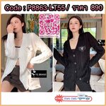 เสื้อคลุมไหมพรมแขนยาวคอวี ผ้าไหมพรมยืดเนื้ออย่างดีผ้าดีมากๆ นิ่ม เด้งยืดได้เยอะ ผ้าดีทอละเอียด ทอลายเกลียวทั้งตัว แต่งกระดุมด้านหน้า ติดเข็มกลัดPradaช่วงอก ถอดแยกได้ สวยหรูมากๆ โดดเด่นสุดๆ มาพร้อมป้ายคอ Prada Tagครบ สวยมาก งานคุณภาพ ห้ามพลาด จัดเลยจ้า