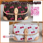 🕊️ พร้อมส่ง | LV Diane Monogram Cherry กระเป๋ามัลติฟังก์ชั่นสุดคุ้ม คอลใหม่แสนสดใสด้วยลายเชอรี่ ที่ดีไซน์ออกมาน่ารักน่าใช้มากๆ มีสายมาให้ถึง 2 แบบ สายหนังคล้องไหล่ได้ และสายสปอร์ตครอสบอดี้ได้ ปรับเปลี่ยนใช้ตามลุคแต่ละวันได้เลย เปิด-ปิดด้วยกระดุมแม
