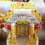 ศาลเจ้าที่ขนาด 16 นิ้ว(รุ่นมั่งคั่งมั่นคง) 4 เสา 5 หลังคา 8ปลา 8หงส์ 8มังกร หินสีขาวพ่นทอง