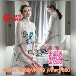 Luxurious White Silk Embroidered Shirt Dress เดรสเชิตงานปักสไตล์วินเทจสวยมากค่ะ งานคอเชิตทรงปล่อยแขนสามส่วน เพิ่มลวดลายให้สวยหรูด้วยงานปักพร้อมเย็บเกล็ดสีเพิ่มความวิ้งสวยให้กับงานปักด้วยนะคะ ตัดต่อผ้าสีดำตัดขอบให้กับแขนและช่วยลำตัวของเดรส เนื้อผ้าซีลล์ผสม