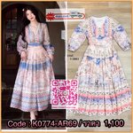 Maxi Dress พิมพ์ลายวินเทจสไตล์มาในโทนสีสุดละมุน ดีไซน์คอวีแขนยาวพองจั๊มพ์ มีกิมมิคตกแต่งกระดุมและลูกไม้หวานๆ ตัวเดรสเย็บจับจีบ มาพร้อมกับซับในและซิปด้านข้าง ผ้าเริ่ด คีพลุคเจ้าหญิงเจ้าใจ ใส่แล้วสบายผิวสุดๆ