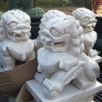 สิงโตปักกิ่งคู่ แกะสลัก หินอ่อน สูง 24 นิ้วรวมฐาน กว้าง 20 นิ้ว