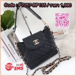 NEW ARRIVAL!! CHANEL VIP GIFT SHOULDER BAG รุ่น Limitedจากงาน VIP GIFT(GWP) ของแท้100% วัสดุหนังคาเวียร์เต็มใบ เปิดปิดด้วยซิปอะไหล่ทอง ด้านในใส่ของได้เยอะ มาพร้อมสายสะพาย2สายแบบ ทั้งสายโซ่สลับหนังและสายกนังคาเวียร์ ถนอมไหล่ ถอดออกได้ สวยหรูในราคาที่เอื้อม