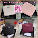 New !! CHARLES & KEITH SHORT WALLET BAG กลับมาอีกครั้ง รุ่นขายดีค่ะ!! รอบนี้สินค้าราคาพิเศษค่ะ กระเป๋าสตางค์ใบสั้น ด้านหน้ามีโลโก้แบรนด์ แยกช่องซิปออกสำหรับใส่เหรียญ ช่องหลักเปิดปิดแบบกระดุม มีช่องใส่บัตรต่างๆ ได้หลายใบนะค่ะ พร้อมช่องใส่ธนบัตรหนึ่งช่องค่ะ