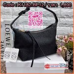 NEW IN!! สุดฮิตไปกับกระเป๋าสไตล์มินิมอล ที่ยังคงดูดีในทุกช่วงเวลา! LOEWE SMALL CUBI BAG((vip gift ตปท.)) พร้อมส่ง! ไม่เล็กตามชื่อนะคะ กับกระเป๋าหิ้วหรือคล้องไหล่ได้ วัสดุแจคกาดทอลายแบรนด์ทั้งใบประณีตสวยงาม หูหิ้วหนังแท้ค่ะ เปิด-ปิดกระเป๋าแบบซิป ภายในกว้าง