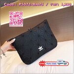 Brand : Adidas 3D Detail : กระเป๋า adidas 3D แบบครัช สามารถใส่ I-Pad mini ได้สบาย ใส่ของได้เยอะ ภายในกว้าง ถือไปไหนสะดวก ราคาพอเหมาะ เวลามืดถือแล้วเก๋ไม่เหมือนใคร
