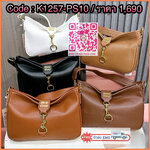 MIU MIU Madras Shoulder Bag กระเป๋าสะพายไหล่ทรงเก๋เรียบหรูดูแพงดูลัคชู ดีไซน์ใช้งานง่าย โดดเด่นด้วยห่วงเกี่ยวด้านหน้าสีทอง ประดับโลโก้สวยหรู คอลเลคชั่นตัวแม่ พร้อมสายสะพายข้าง ใช้งานได้หลากหลายสไตล์มากๆ ภายในเป็นช่องโล่งจุของได้เยอะ สะพายไปทำงาน ไปเรียน ไ