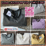 Baobao Issey Miyake Cart geometric L tote bag รูปทรงที่สร้างขึ้นโดยบังเอิญ' เสื้อผ้าที่มีโครงสร้างและได้รับการออกแบบทางวิศวกรรมอันเป็นเอกลักษณ์ของแบรนด์ ส่งต่อไปยังเครื่องประดับที่น่าประทับใจและไร้กาลเวลาเหล่านี้ กระเป๋าโท้ต Cart ประดิษฐ์ขึ้นจากการตั