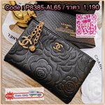 Don't Miss! New Arrival! Chanel Clutch Bag VIP Gift With Purchase (GWP) จาก Chanel Cosmetic Counter วัสดุหนังเรียบลายดอก Camellia สวยหรูเปิดปิดด้วยซิปสะดวกใช้ ด้านหน้าประดับโลโก้แบรนด์อะไหล่ทอง ภายในมีโลโก้ เเถบ Not for sale มีช่องใส่บัตรหลายช่องสามา