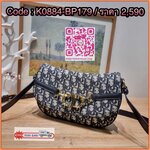 กระเป๋าสะพายทรงสวย ดีไซน์โลโก้โดดเด่นและหรูหรา ดีเทลดูดีมีกิมมิคในตัว