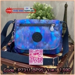 Kipling Sabian Shoulder Bag จาก Disney Frozen Series Collection วัสดุ Polyester ทรงครอสบอดี้ สไตล์สุดฮิตกับการใช้งานที่ง่าย หยิบจับของได้อย่างสะดวกสบาย เปิดปิดด้วยกระดุมแม่เหล็กและซิปด้านใน เพิ่อความปลอดภัย ลายผ้าบุด้านในดูมีดีเทล สายสะพายปรับได้ฟรีไซส์ ป