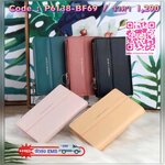 New! CHARLES & KEITH SHORT WALLET กระเป๋าเงินรุ่นใหม่สีสันน่ารัก วัสดุหนังเรียบ ด้านหน้ามีโลโก้แบรนด์ เปิดปิดแบบกระดุม มีช่องใส่บัตร 5 ใบ และช่องเล็กเก็บของได้ มีช่องซิปใส่เหรียญ สามารถใส่ธนบัตรได้ตามยาว แบงค์พันก็ใส่ได้จ้า รุ่นนี้ใช้กับกระเป๋าขนาดมินิ ได