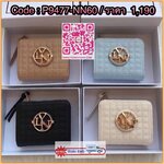 Lyn Decade Wallet กระเป๋าเงินใบสั้น รุ่นนี้สวยน่ารักมากๆ จับถนัดมือ มีฟังก์ชันให้ใช้ครบจบในใบเดียว! วัสดุหนังนุ่มมือ เดินด้ายทั้งใบเพิ่มดีเทล มีโลโก้สวยเด่นที่ด้านหน้า เปิดปิดแบบกระดุมแม่เหล็ก มีช่องใส่ธนบัตรได้ตามยาว ใส่แบงค์ไม่ต้องพับค่า ช่องการ์ด และมี