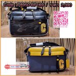 COACH 2373 EDGE CROSSBODY ความเท่ never die!! กระเป๋าครอสบอดี้ทรงยอดฮิต ที่หนุ่มๆไม่ควรพลาด รูปทรงดีไซน์คลาสสิค ใช้งานง่าย วัสดุหนังแท้สลับแคนวาส โดดเด่นด้วยลูกเล่นโทนสี ตัวกระเป๋ามีซิปหลัก และซิปด้านหน้า พร้อมช่องแยกด้านหลัง ใส่ของไปเลยเน้นๆ ใส่โทรศัพท์ม