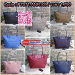 Longchamp Le Pliage Club Tote Bag Size L หูยาว วัสดุเนื้อผ้า Nylon Canvas เคลือบกันนำ้ ตัดด้วยหนังแท้ที่มีน้ำหนักเบา ดีไซน์เรียบง่ายแต่เต็มไปด้วยความคลาสสิก จนเป็นที่ชื่นชอบไปทั่วโลก Longchamp ปรับโฉม LE PLIAGE ด้วยการปักลายรูปม้า-ตราสัญลักษณ์ของแบรนด์บนผ