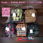 Anello Checked Hinge Clasp Mini Backpack เปิดตัวคอลเลคชั่นใหม่ปลายปีสุดน่ารัก วัสดุผ้าแคนวาสลายสก็อต และขอบบนล่างและด้านหลัง วัสดุpu โลโก้แบรนด์ด้านหน้าตัดหนังทรงกลม จุดเด่นในการใช้งานยังคงเหมือนเดิม ต่างที่ขนาดจะเล็กกว่ารุ่นออริจินัลไซส์มินินิดเดียว ผู้ใ