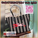 💕 Longchamp Essential Stripes shoulder bag อีกหนึ่งคอลเลคชั่นสำหรับใครที่ต้องการกระเป๋าแบบใช้งานได้ในหลาย ๆ โอกาส การเลือกกระเป๋าขนาดเล็กย่อมไม่สะดวกและไม่ครอบคลุมต่อการใช้สอยอย่างแน่นอน Longchamp รุ่นนี้สามารถตอบโจทย์ ในการใช้งานที่หลากหลายขึ้น เ