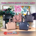 Lyn Handbag กระเป๋าถือ/สะพายวางอยู่ทรง ด้านหน้ามีปั๊มโลโก้แบรนด์ มาพร้อมพวงกุญแจหนังเข้าสีกระเป๋า มีหมุดรองฐานทั้ง 4 มุม หูหิ้วสามารถพับลงได้ เปิดปิดแบบซิป ด้านในมีช่องซิปเล็ก 1 ช่อง สามารถใส่ iPhone plus กระเป๋าเงินใบกลางได้สบายๆค่ะ มีสายสะพายยาวหนังปรับ