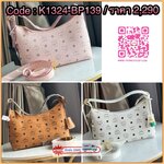 MCM Aren Hobo In Visetos กระเป๋าสไตล์คลาสสิก โดดเด่นด้วยรูปลักษณ์ ที่สามารถสะพายขึ้นไหล่ และยังมีสายสะพายเพิ่มให้1เส้น ต่อเป็นสายยาวสะพายพาดลำตัวได้ ฝากกระเป๋าเปิดปิดด้วยซิป แต่งดีเทลแท็กหนังที่ถอดออกได้และกุญแจพร้อมลูกสลักโลโก้