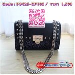 Charles & Keith Stud-Detail Clutch กระเป๋าสะพาย สะพายได้ทั้งแบบสายคู่และสายเดี่ยวเลยค่ะ ด้านหน้าตกแต่งด้วยหมุดโลหะ เปิด - ปิดกระเป๋าด้วยตัวเปิดล็อค ภายในโล่งมีช่องซิป 1 ช่อง ช่องใส่ของ 1 ช่อง ด้านหลังมีช่องใส่บัตรอีก 1 ช่อง