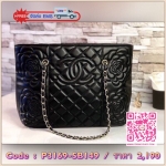 CHANEL TOTE BEAUTY วัสดุหนังแกะสังเคราะห์สัมผัสนิ่มมือ ลายcc และดอกคามีเลียตามแบบฉบับของแบรนด์ คุณภาพดีทนทาน เปิด-ปิดด้วยซิปอะไหล่ทอง ฐานรองหมุด4มุม ภายในมีช่องใส่ของจุกจิก สายสะพายไหล่สบาย จุของได้เยอะน้ำหนักเบา ซื้อใช้เองหรือฝากเป็นของขวัญก็สุดคุ้มค่ะ ส