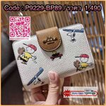 COACH C4899 MEDIUM CORNER ZIP WALLET WITH SNOPPY PRINT น้องใหม่คอลเลคชั่นสุดชิค ดีไซน์ลายพริ้นท์ผองเพื่อนสนูปพี น่ารักน่าใช้ เพิ่มลูกเล่นให้กระเป๋าสตางค์ของคุณไปอีก กับกระเป๋าสตางค์ใบกลาง ขนาดกำลังเหมาะมือ วัสดุหนัง pepble ทนทาน มีช่องใส่บัตรและธนบัตรครบ