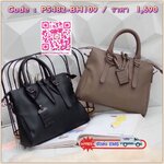 ทรงสวยขายดีมาก จากแบรนด์ KEEP ทรง รุ่น Parish hand bag with cute taddy จุดเด่นที่ >หนังเนื้อดี นิ่มมาก >น้ำหนักเบา >ถือสะพายเข้าง่ายกับทุกชุด >ขนาดกระเป๋ากำลังดีคะ ใส่ กปต ยาว ไอแพด จุคุ้ม > มีช่องย่อยแบ่งเก็บของด้านใน ถึง 3 ช่องใหญ่ แยกเก็