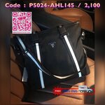 Don't Miss! PRADA NYLON LARGE HANDBAG กระเป๋าถือหรือสะพาย Limited edition VIP Gift With Purchase (GWP) จากเคาน์เตอร์แบรนด์วัสดุ Nylon&Polyester100% เนื้อหนาคุณภาพดีตามแบบฉบับแบรนด์ ด้านหน้าประดับโลโก้เปิดปิดด้วยซิปสะดวกใช้ หูกระเป๋าและสายสะพายสีดำตัด