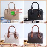 Michael kors hayes small duffle bag ทรงหมอนใบเล็ก ขนาดกำลังน่ารักเลยค่ะ หนังอยู่ทรงสวย ด้านในเป็นหนัง สายสะพายสปอร์ตอย่างงามเลยจ้า