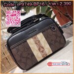 COACH C9965 GRAHAM CROSSBODY IN BLOCKED SIGNATURE CANVAS WITH VARSITY STRIPE อีกหนึ่งกระเป๋าครอสบอดี้รุ่นยอดฮิตสำหรับหนุ่มๆ ที่สาวๆก็ใช้ได้!! ดีไซน์ใหม่เพิ่มดีเทลความแพงไปอีก รูปทรงคลาสสิค ใช้งานสะดวก ง่ายต่อชีวิต วัสดุหนังแคนวาสเคลือบลายสลับหนังแท้ ด้านห