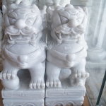 สิงโตปักกิ่งแกะสลักจากหินอ่อน ขนาดสูง 40 ยาว 28 กว้าง 16 เซนติเมตร