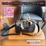 MCM MEDIUM ELLA BOSTON BAG IN VISETOS 💌พร้อมส่ง!! ถ้าพูดถึงทรงที่สามารถใช้ได้กับทุกๆวัน คงหนีไม่พ้นทรงนี้ เพราะไม่ว่าจะแต่งตัวด้วยขุดแบบใด ทรงนี้ก็เข้ากันดีเลยค่ะ