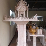 ศาลพระภูมิหินอ่อน ขนาดใหญ่ ทรงปราสาท ขนาด ฐานกว้าง 107 ยาว 107 สูง 250 เซนติเมตร ตัวเรือน กว้าง 50 ยาว 50 สุง 130 เซนติเมตร