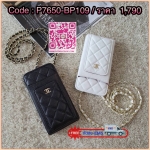 NEW ARRIVAL!! CHANEL VIP GIFT WOC BAG กระเป๋าสตางค์คล้องคอ/ Crossbody ที่กำลังมาแรงมาในตอนนี้ ตัวกระเป๋าเป็นกระเป๋าสตางค์หนังพียูลาย CAVIER อะไหล่ทองทั้งใบ ด้านหน้าใส่ iphone+ ได้ เปิดปิดด้วยกระดุมแม่เหล็ก สามารถใส่บัตรได้อีก4ใบด้านใน พลิกมาด้านหลังมีช่อง