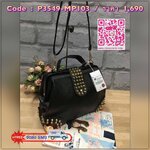 Best seller!!! ZARA STUDDED BAG กระเป๋าถือหรือสะพาย หนังนิ่ม ฐานกว้าง ตั้งอยู่ทรง แต่งหมุดสีทองรอบใบรวมถึงฐานทั้งสี่มุม เปิดปิดตัวล็อคแม่เหล็ก ตรงกลางคาดปิดด้วยหนังแต่งด้วยหมุดทองสวยงาม มาพร้อมสายสะพายยาว 126 cm. ถอดสายได้ ปรับสายได้ฟรีไซส์ จุได้เยอะ สวยเ