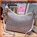 Coach CBS71 Laurel Signature shoulder bag มาใหม่เลย! กับกระเป๋าสะพายทรงยอดฮิต ในโทนสีน่ารักสุดจะคิวท์ มีให้ทั้งสายคล้องไหล่ และสายสะพายข้าง ใช้แมทช์ได้กับทุกลุคทุกสไตล์ ภายในเป็นช่องโล่ง มีซิปและช่องย่อย จุของได้เยอะกว่าที่เห็นมากๆ