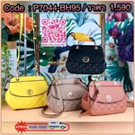 Lyn Crossbody Bag กระเป๋าสะพายครอสบอดี้วัสดุหนังเรียบ แต่งเดินด้ายลายตาราง ด้านหน้ามีโลโก้แบรนด์สวยเด่น ด้านหลังมีช่องเล็กใส่พวกเหรียญ/บัตรได้ เปิดปิดแบบกระดุมแม่เหล็ก ด้านใสบถผ้าแบ่งเป็น 2 ช่องใหญ่ มีช่องซิปเล็ก 1 ช่อง รุ่นนี้ใส่ iPhone plus /กระเป๋าเงิน