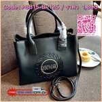 New arrival !! VERSACE JEANS COUTURE HAND BAG 2019 กระเป๋าถือ//สะพายข้างได้ วัสดุหนังเรียบ ผิวลื่น น้ำหนักเบา ด้านหน้ามีโลโก้แบรนด์หรู เปิดปิดปากกระเป๋าแบบกระดุมแม่เหล็ก แบ่งเป็น2ช่องใหญ่ใส่ของนะค่ะ แต่ละช่องกว้างมากทีเดียว มีช่องซิปและช่องเล็กใส่จองจุกจิ