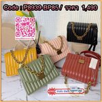 Charles & Keith Panelled Chain Handle Bag กระเป๋าสะพายรุ่นใหม่ชนช็อป รุ่นนี้จะถือคล้องแขน/สะพายแบบสายยาวได้หลายแบบ มีหูโซ่สีทองสวยหรู เปิดปิดแบบตัวเปิดล็อก ภายในแบ่งเป็น 3 ช่อง เป็นช่องซิปตรงกลาง ใส่ IPhone pro max และกระเป๋าเงินใบสั้นได้ค่ะ สายสะพายยาวถอ