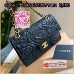 Chanel Camellia flap bag คุณภาพดีตามแบบฉบับของแบรนด์ ขนาดกำลังดี น้ำหนักเบา ด้านหน้ามีโลโก้แบรนด์อะไหล่ทอง มีช่องใส่บัตร ใส่ของจุกจิก เปิดปิดด้วยฝาปิดกระดุม ตัวจริงสวยมากๆถูกใจรีบจองนะคะ ราคาสุดคุ้ม จำนวนจำกัด หายากค่ะ!