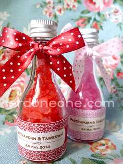 ของชำร่วยน้ำตาลกรวจ ของชำร่วยน้ำหวาน ของชำร่วยน้ำผึ้ง ใส่ขวดเหล้าผูกโบว์