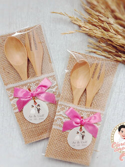 ช้อนส้อมไม้ในซองกระสอบ