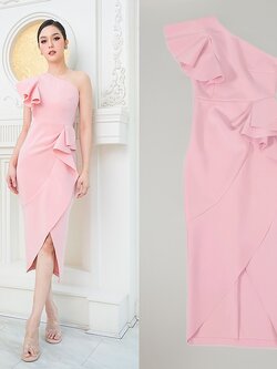 เดรสแฟชั่น เดรสไหล่เดียวทรงเข้ารูป แต่งระบายวงกลมที่ไหล่ กระโปรงป้ายระบายเฉลียง