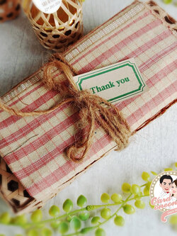 ของรับไหว้ผ้าพันคอทอมือ สีธรรมชาติเนื้อนุ่มใส่ตะกร้าสาน