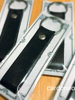 ของชำร่วยงานพวงกุญแจหนังสีดำ