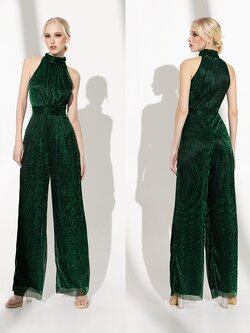 จั๊มสูทแฟชั่น จั๊มสูทเสื้อคอตั้งแขนกุด กางเกงขากระบอกกว้าง ทำจากผ้าราเม่อัดพลีท ผสมดิ้นเมทัลลิก